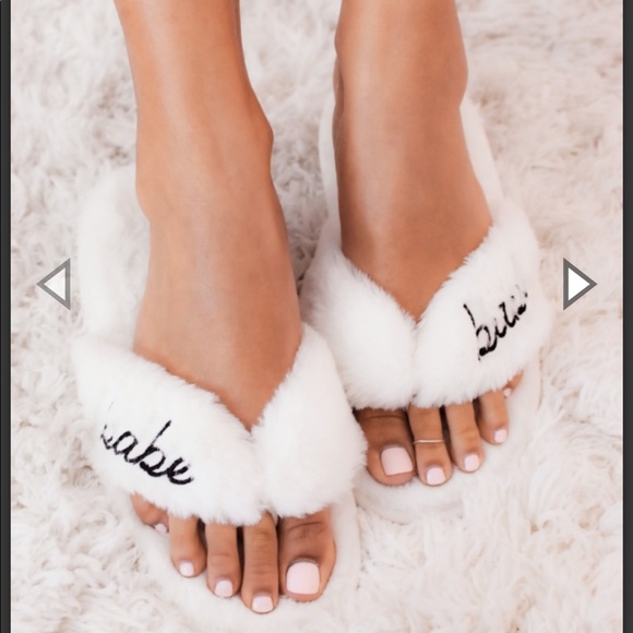 NIB  “Babe” Slippers Fuzzy, white, size one size fits most - Picture 2 of 6